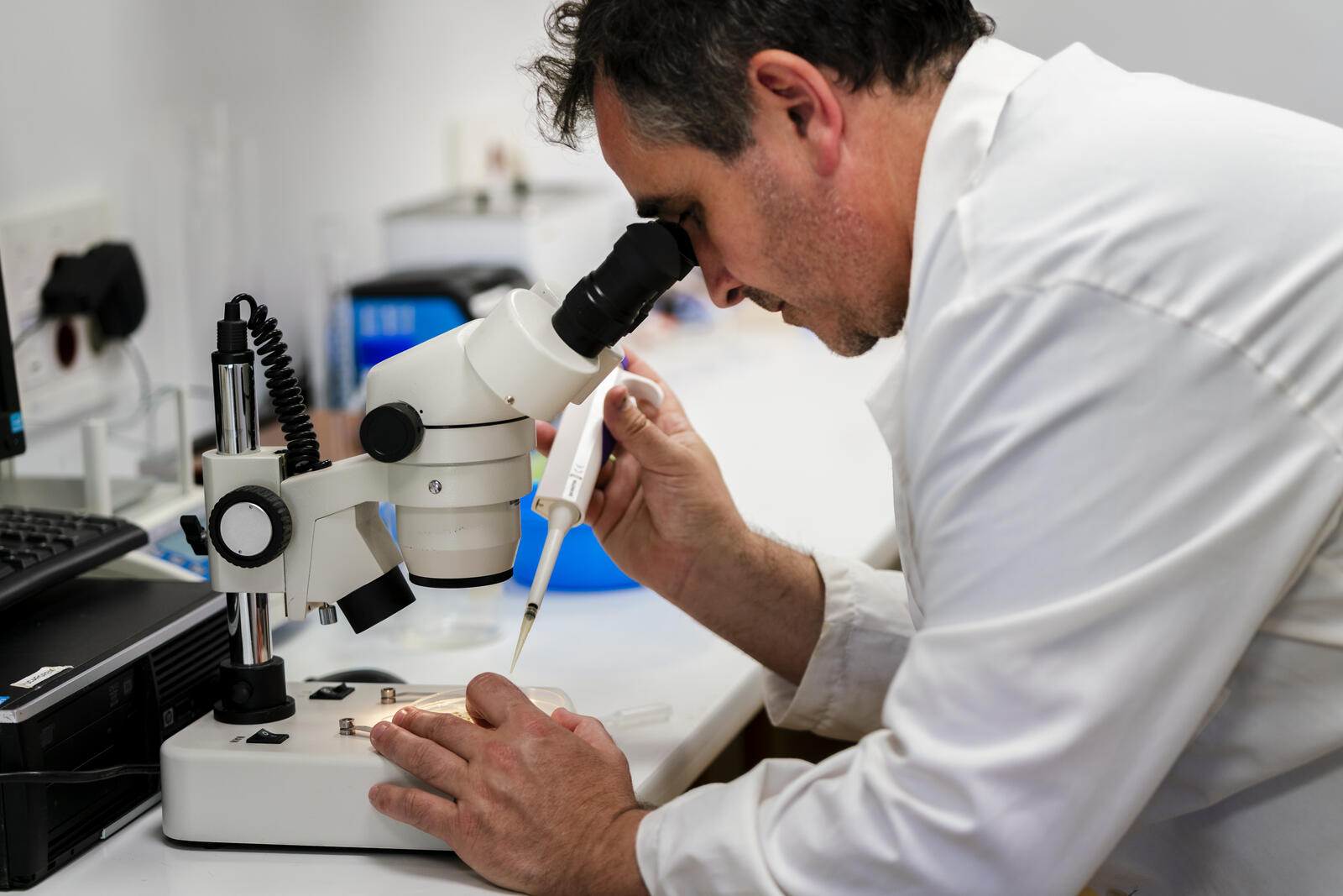 Técnico en laboratorio con micropipeta